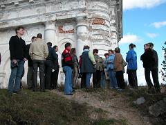 Участники конференции посещают затопленную колокольню Николаевского собора